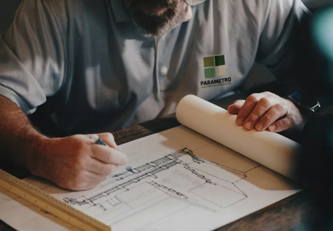 Arquitecto de Parámetro revisando planos en obra — supervisión e interventoría técnica en Cali